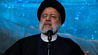 Ebrahim Raiszi iráni elnök a teheráni Khomeini nagymecsetben