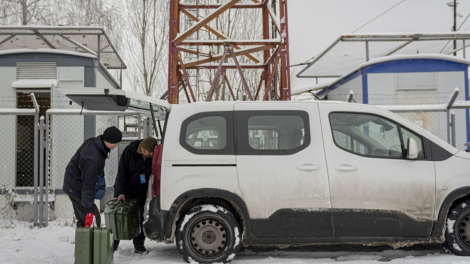A Kyivstar technikusai a cég egyik Kijev melletti telefon-tornyánál