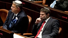 Die rechtsextremen israelischen Gesetzgeber Itamar Ben Gvir, Mitte, und Bezalel Smotrich