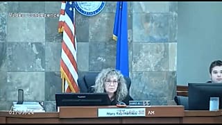 Richterin Mary Kay Holthus saß hinter ihrer Richterbank, als sie von Redden angegriffen wurde.