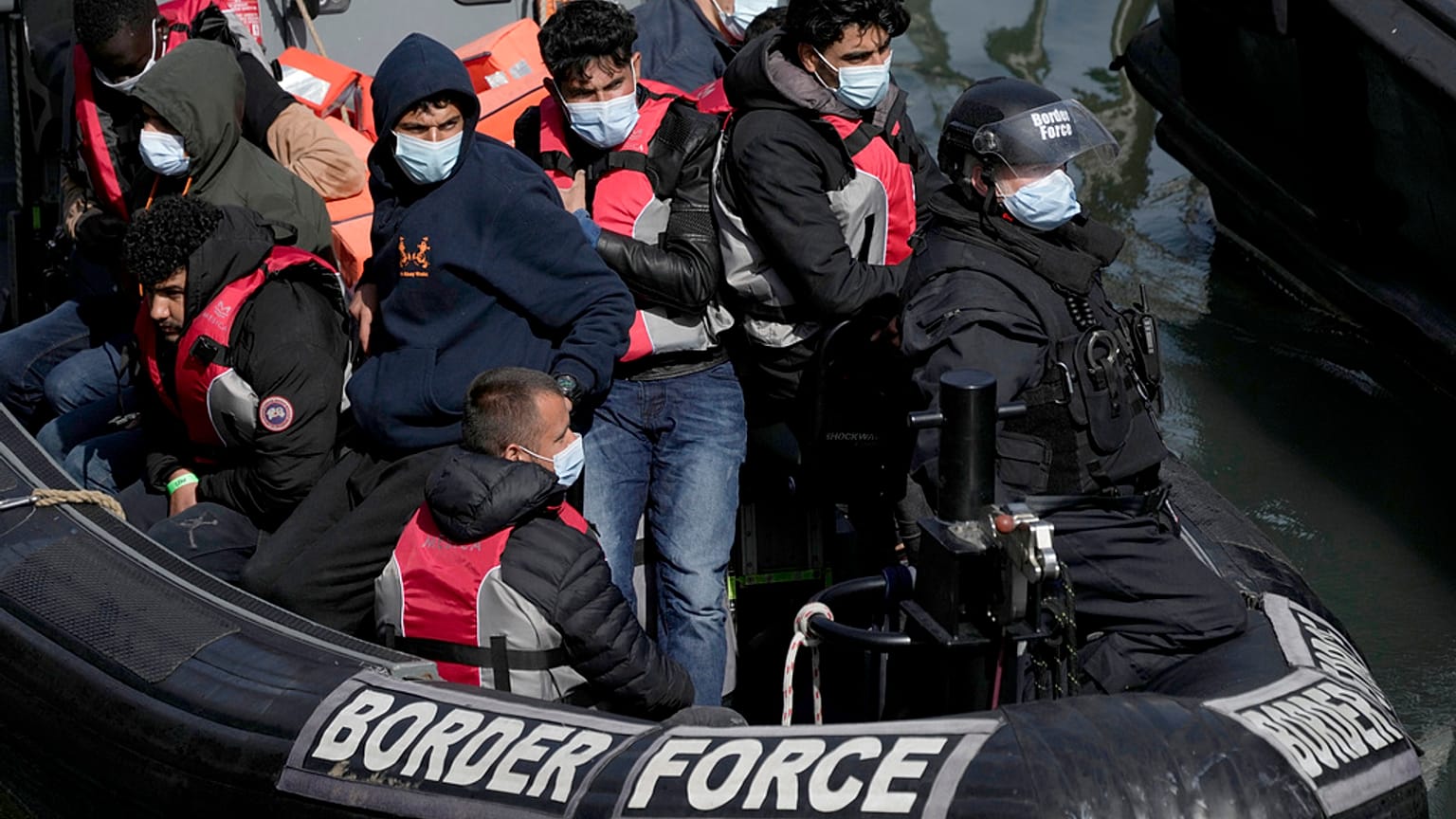 Archivo: Personas que emprendieron la travesía desde Francia en pequeñas embarcaciones llegan a Dover, sureste de Inglaterra (Reino Unido), el viernes 17 de junio de 2022.