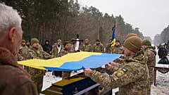 In Kiew wurde der ukrainische Soldat Swjatoslaw Romanchuk, genannt "Nutrii", beerdigt. Er starb an der Front bei Donezk. 
