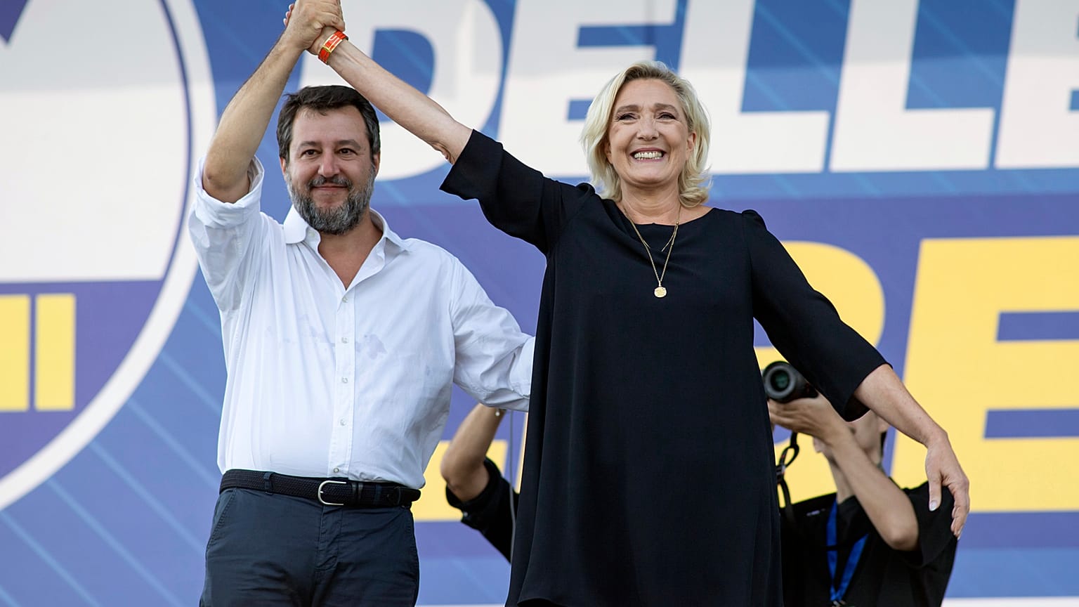 Il vicepremier italiano Matteo Salvini, capo della Lega populista e di destra, a sinistra, si trova sul palco con la leader della destra francese Marine Le Pen