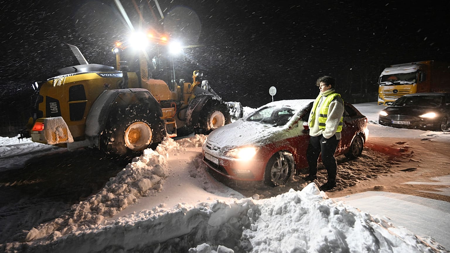 Sok jármű utasa élelmiszer nélkül akadt el a hóviharban