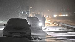 Der Schneesturm hat Schweden fest im Griff. Hunderte von Menschen mussten in ihren Autos übernachten. Es herrschten Temperaturen unter minus 40 Grad Celsius. 