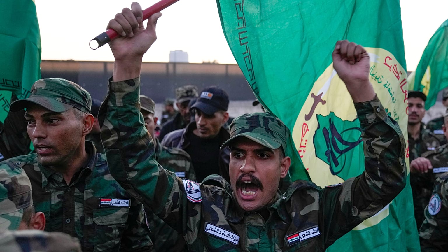 مشيعون غاضبون في جنازة مقاتليْ الحشد الشعبي اللذيْن قتلتهما غارة أمريكية 
