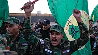 مشيعون غاضبون في جنازة مقاتليْ الحشد الشعبي اللذيْن قتلتهما غارة أمريكية 