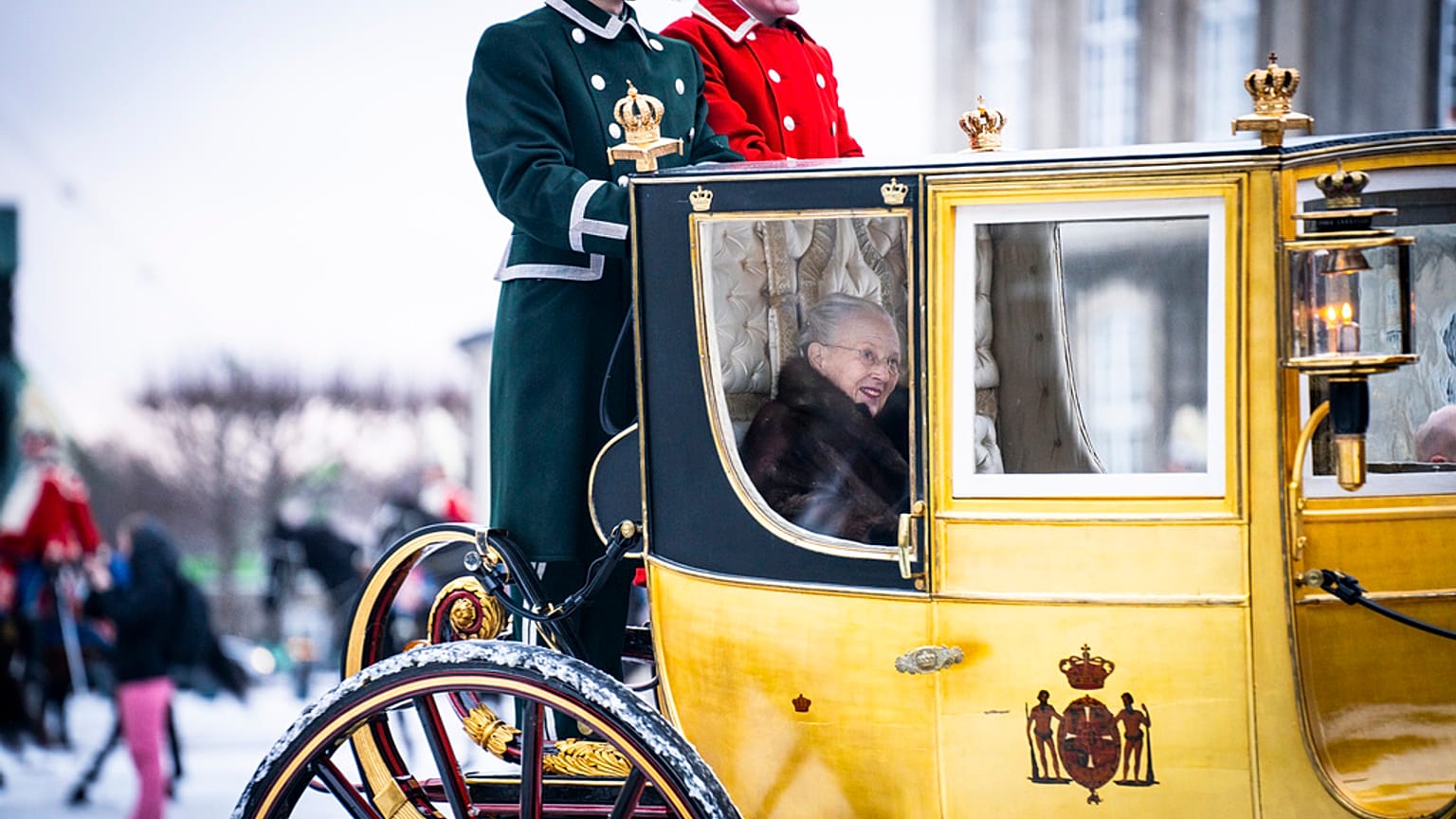 Dänemarks Königin Margrethe unternimmt ihre letzte offizielle Fahrt in einer goldenen Pferdekutsche.