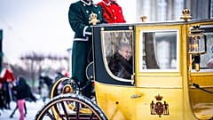 Dänemarks Königin Margrethe unternimmt ihre letzte offizielle Fahrt in einer goldenen Pferdekutsche.