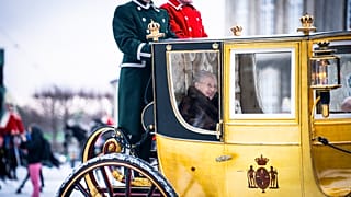 Dänemarks Königin Margrethe unternimmt ihre letzte offizielle Fahrt in einer goldenen Pferdekutsche.