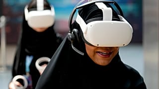 نساء يلبسن خوذا ونظارات للمشاركة في لعبة واقع افتراضي ، دبي