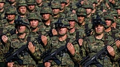 Στρατιώτες του σερβικού στρατού κατά τη διάρκεια στρατιωτικής παρέλασης στο στρατιωτικό αεροδρόμιο Batajnica, κοντά στο Βελιγράδι το 2019