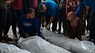 فلسطينيون يبكون فوق جثامين ذويهم الذين قتلهم القصف الإسرائيلي