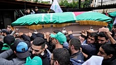 مشيعون يحملون في بيروت النعش الذي وضع فيه جثمان صالح العاروري