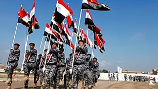 Irak bayrağı taşıyan askerler
