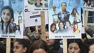 ΣΥΓΓΕΝΕΙΣ ΘΥΜΑΤΩΝ ΕΞΩ ΑΠΟ ΤΟ ΔΙΚΑΣΤΗΡΙΟ