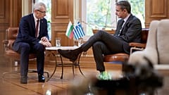 Ο πρωθυπουργός Κυριάκος Μητσοτάκης (Δ) συνομιλεί με τον πρωθυπουργό της Βουλγαρίας Nikolai Denkov (Α) κατά τη διάρκεια της συνάντησής τους στο Μέγαρο Μαξίμου