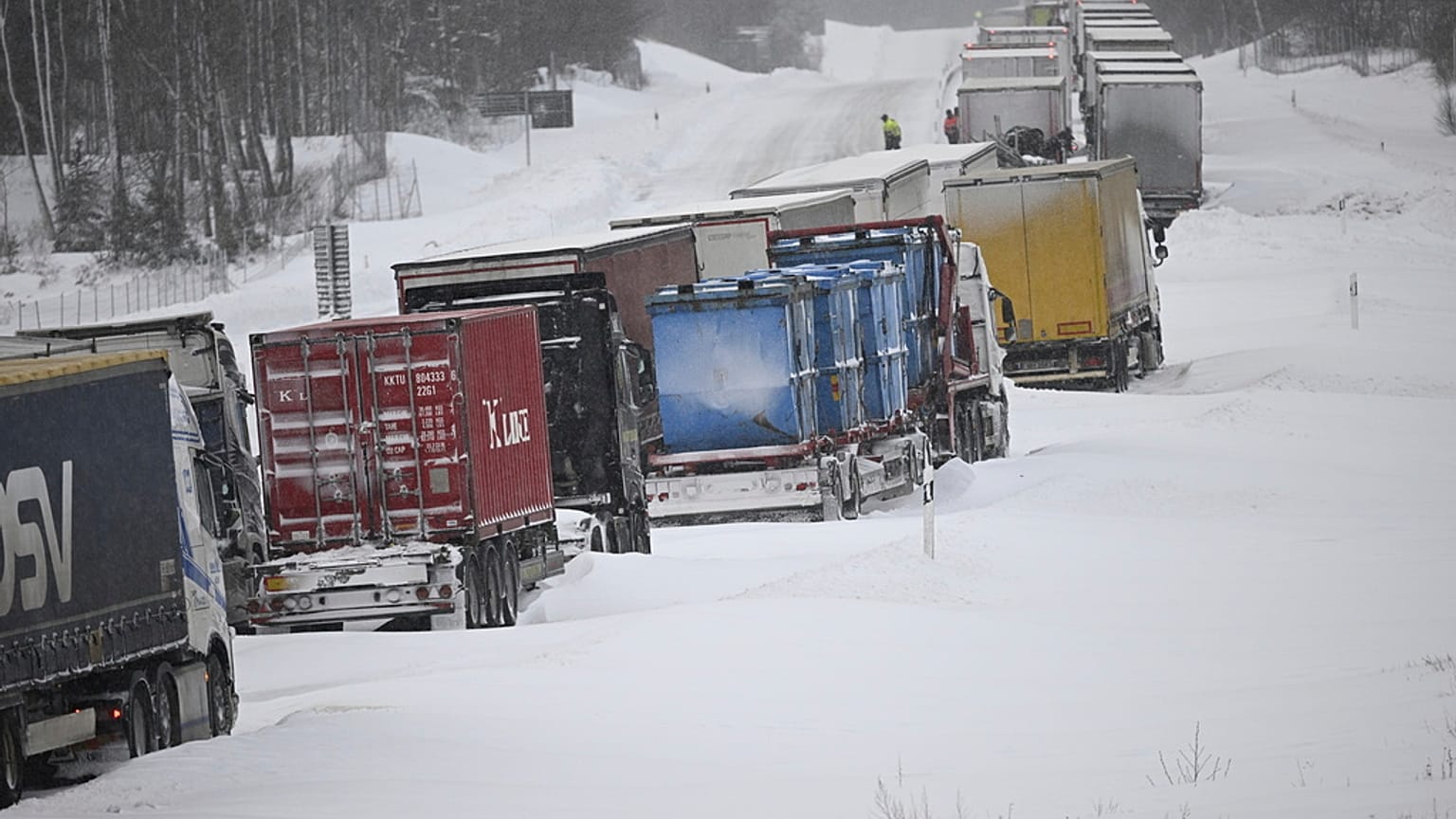 Steckengebliebene Lastkraftwagen bei Linderöd in Südschweden