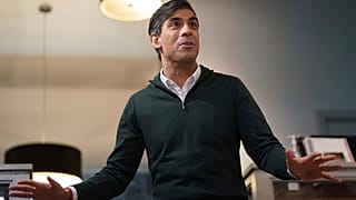 El primer ministro británico Rishi Sunak se dirige a los ciudadanos durante una visita a la cafetería La Dolce Vita en Marple, Stockport, Inglaterra, el 5 de enero de 2024.