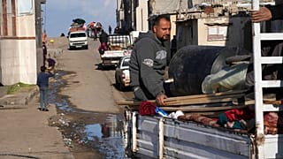فلسطينيون ينزحون من وسط قطاع غزة باتجاه الجنوب هربا من القصف الإسرائيلي 