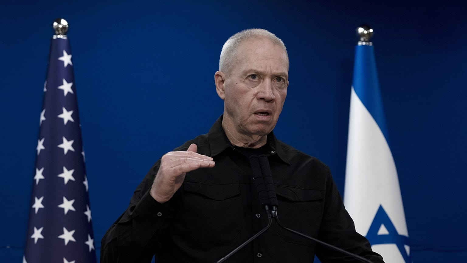 Yoav Gallant izraeli védelmi miniszter Tel Avivban