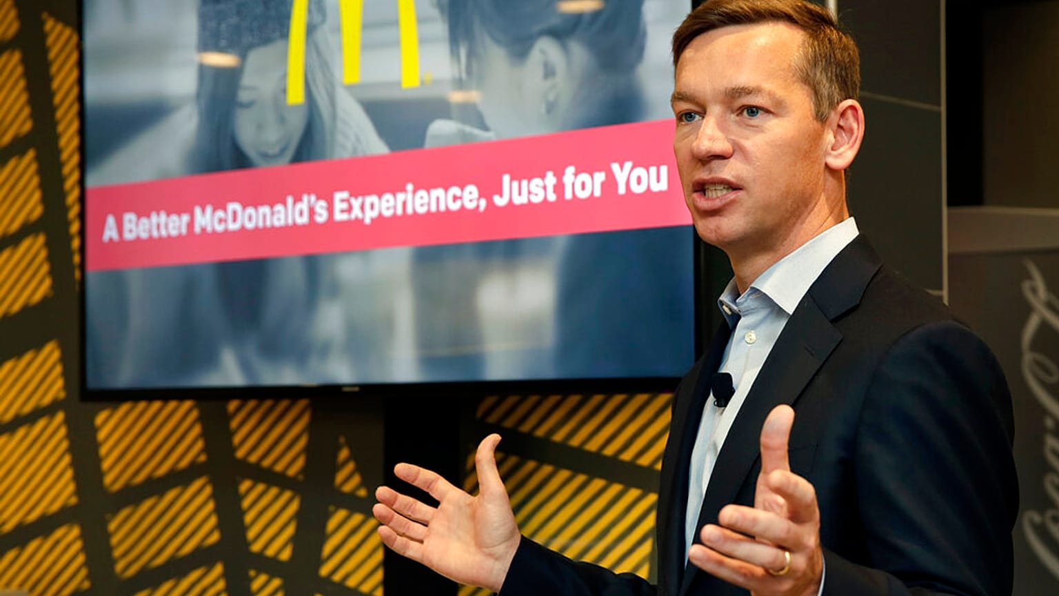 McDonald's ABD'nin yeni başkanı Chris Kempczinski, New York'un Tribeca semtindeki McDonald's restoranında bir sunum sırasında konuşuyor.