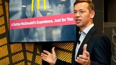 McDonald's ABD'nin yeni başkanı Chris Kempczinski, New York'un Tribeca semtindeki McDonald's restoranında bir sunum sırasında konuşuyor.