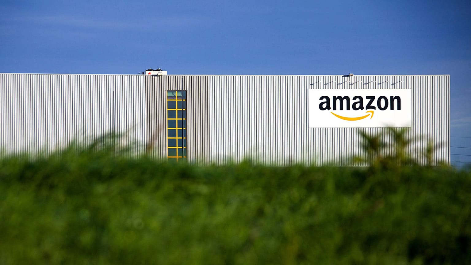 Il centro logistico del commerciante online Amazon a Lauwin-Planque, nel nord della Francia. 