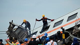Los rescatistas inspeccionan los restos de la colisión entre dos trenes en Cicalengka, Java Occidental, Indonesia, el viernes 5 de enero de 2024.