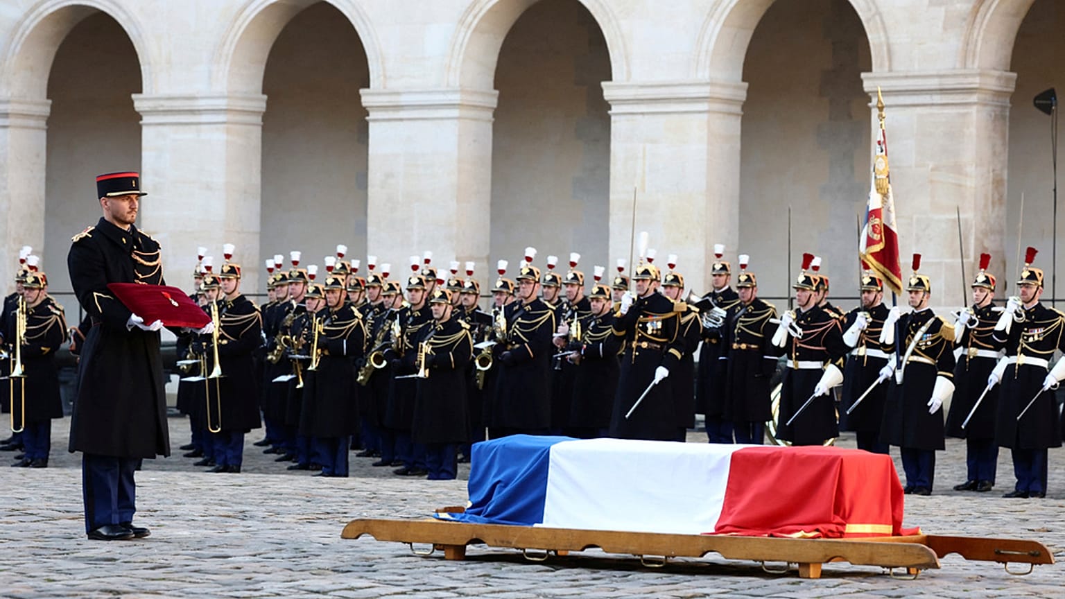 Caixão do antigo presidente da Comissão Europeia estava coberto com a bandeira francesa