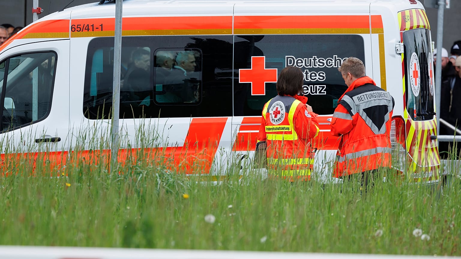 Una ambulancia estacionada en una planta de Mercedes-Benz en Sindelfingen, Alemania, el jueves 11 de mayo de 2023.