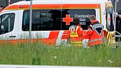 Una ambulancia estacionada en una planta de Mercedes-Benz en Sindelfingen, Alemania, el jueves 11 de mayo de 2023.
