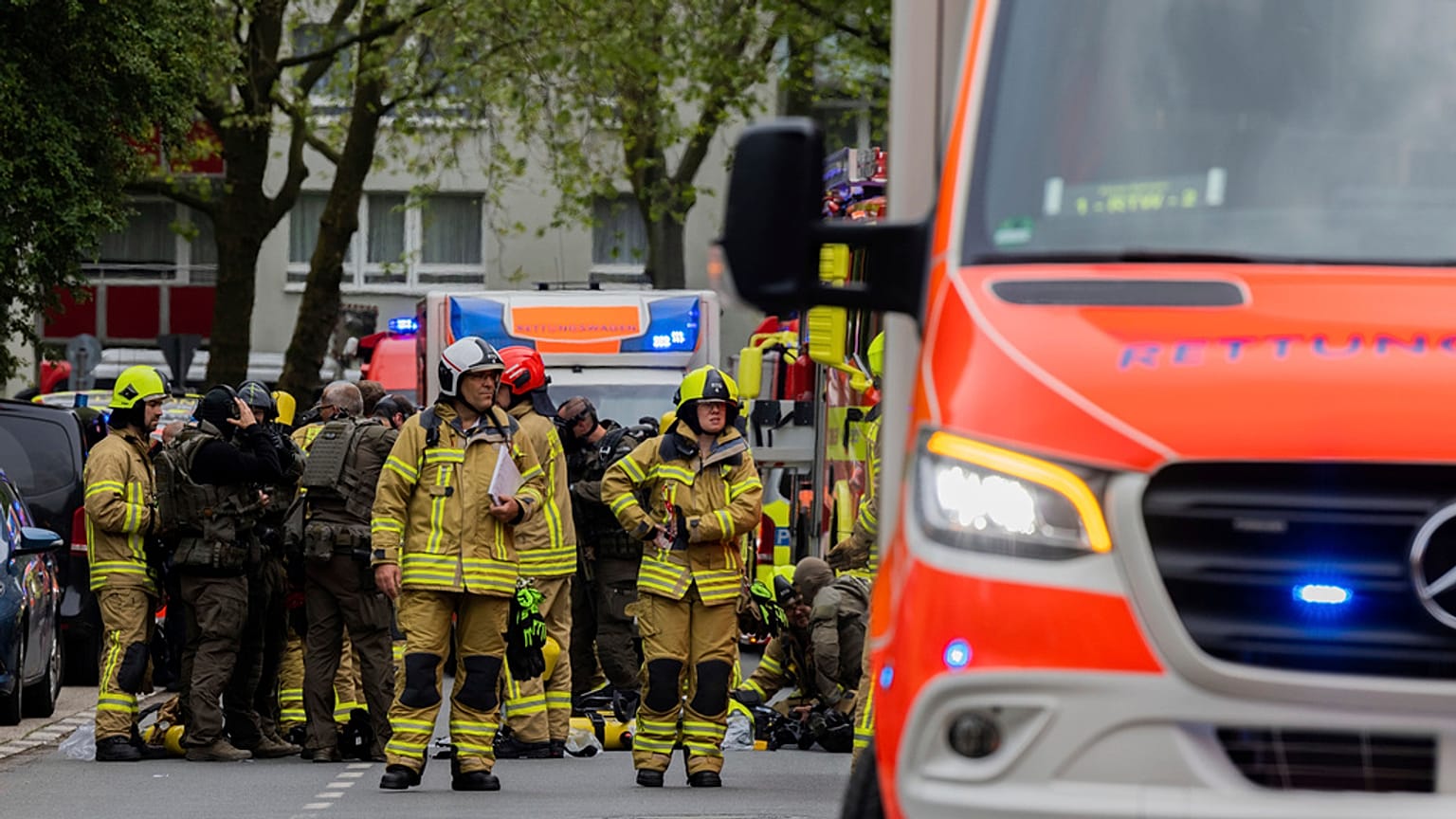 I vigili del fuoco che, in Germania, hanno spento l'incendio in un ospedale
