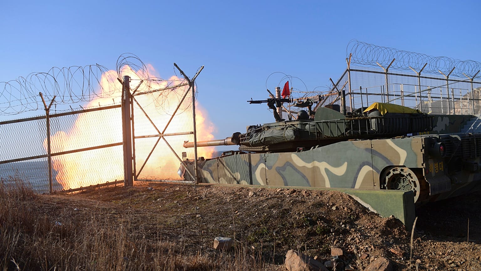 En la foto facilitada por el Ministerio de Defensa surcoreano, un tanque surcoreano dispara proyectiles durante unos ejercicios de tiro en la zona de las Islas del Norte.