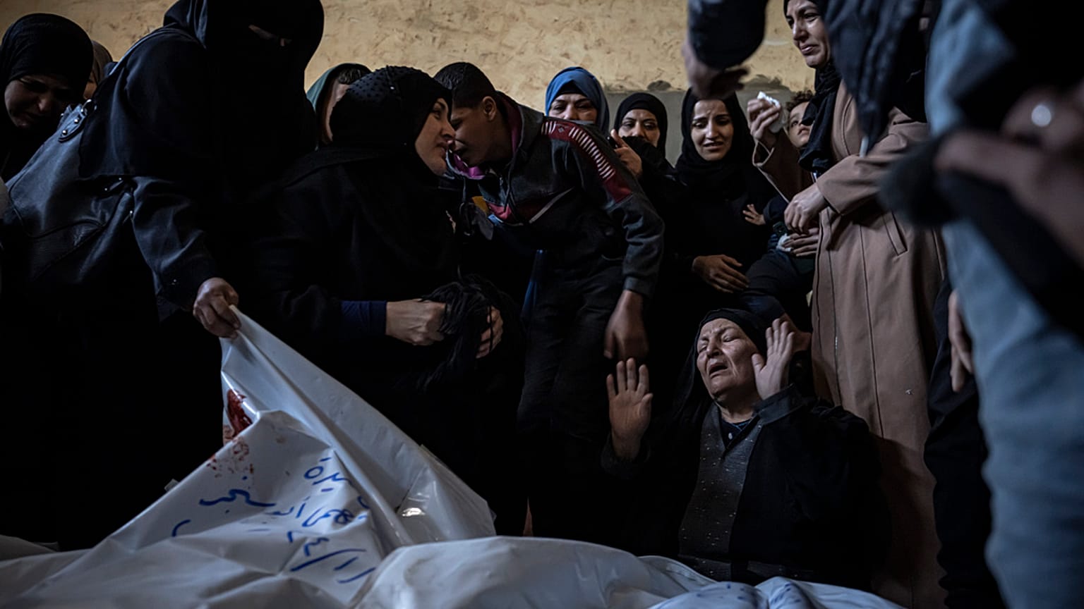أفراد عائلة أبو سنجار ينعون أقاربهم الذين قُتلوا في القصف الإسرائيلي لقطاع غزة، في منزلهم في رفح، جنوب غزة، 5 يناير، 2024.