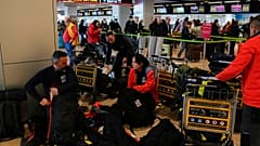 Bomberos españoles con su equipo en el aeropuerto internacional de Barajas, en Madrid, España, el lunes 6 de febrero de 2023.