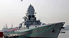 Arşiv: Kolkata sınıfı bir destroyer olan INS Chennai, Hindistan'ın Mumbai kentinde bir iskeleye demirledi. 2016