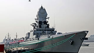 Arşiv: Kolkata sınıfı bir destroyer olan INS Chennai, Hindistan'ın Mumbai kentinde bir iskeleye demirledi. 2016