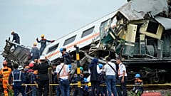 Dos trenes colisionan en Java (Indonesia)