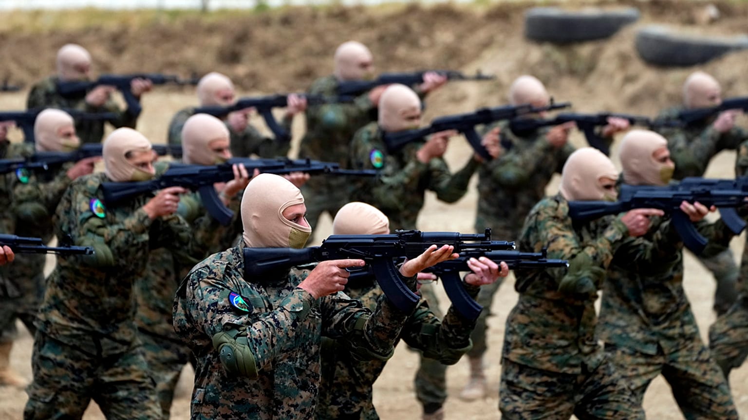 Kämpfer der libanesischen militanten Gruppe Hisbollah führen im Mai 2023 eine Trainingsübung im Dorf Aaramta im Bezirk Jezzine im Südlibanon durch