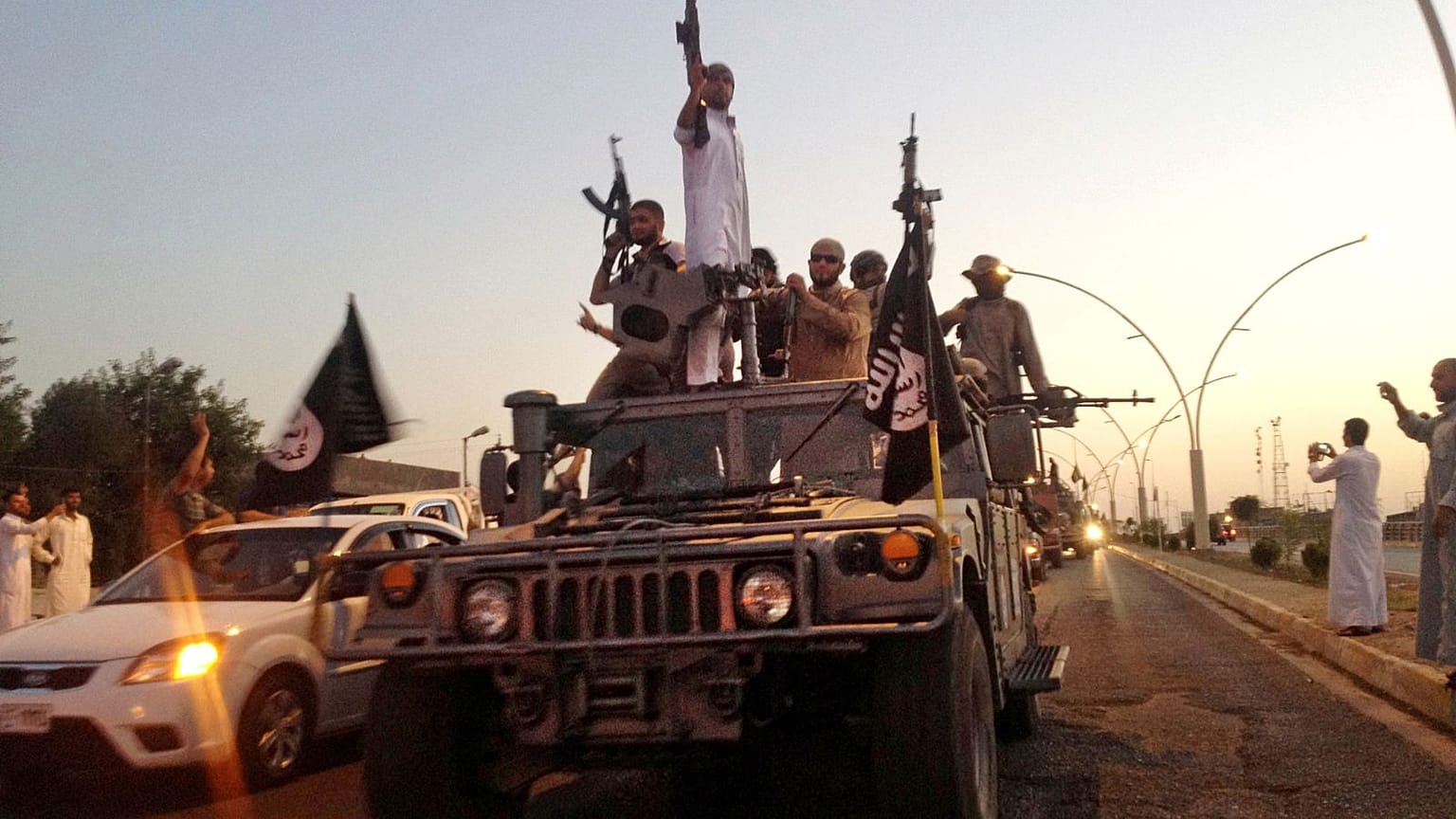 Kämpfer der Gruppe "Islamischer Staat" in einem beschlagnahmten gepanzerten Fahrzeug der irakischen Sicherheitskräfte in der nördlichen Stadt Mosul im Irak, 23. Juni 2014.