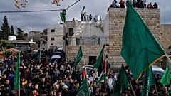 Manifestantes palestinos durante una protesta contra el asesinato del alto funcionario de Hamás en Beirut, en Arura, el 5 de enero de 2024.