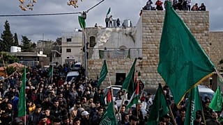 Manifestantes palestinos durante una protesta contra el asesinato del alto funcionario de Hamás en Beirut, en Arura, el 5 de enero de 2024.
