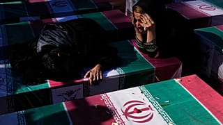 المشيعون يبكون أحباءهم الذين قتلوا في هجوم كرمان