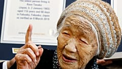 كين تاناكا المعمرة الياباني البالغة من العمر 117 عامًا، بعد حصولها على شهادة غينيس للأرقام القياسية، في دار لرعاية المسنين حيث تعيش في فوكوكا، جنوب غرب اليابان في 9 مارس 2019.