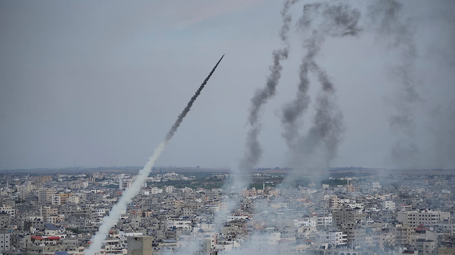 Un misil lanzado desde Gaza.