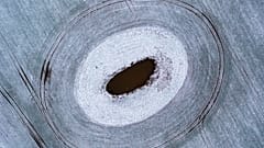 Schnee auf einem Feld bei einem "Soll" (Toteisloch) in Rehna, 5. Januar 2024
