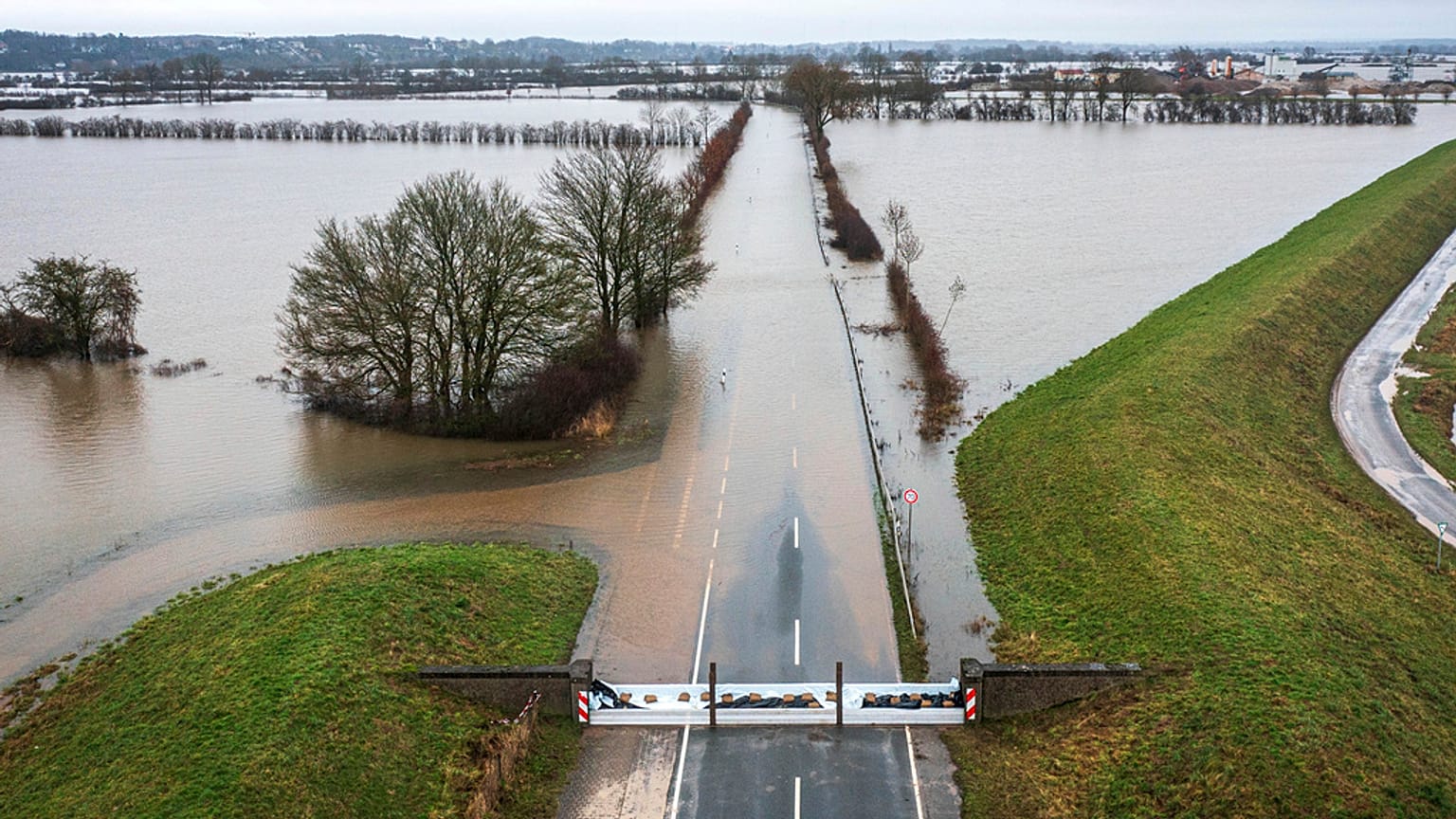 Estrada inundada na Alemanha