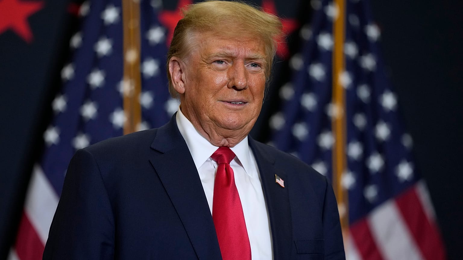 Donald Trump az Iowa állambeli Waterloo-ban tartott kampányrendezvényén 2023. december 19-én