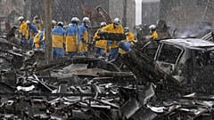 Polizisten beseitigen brennende Trümmer auf einem Markt in Wajima, Präfektur Ishikawa, Japan, 6. Januar 2024.